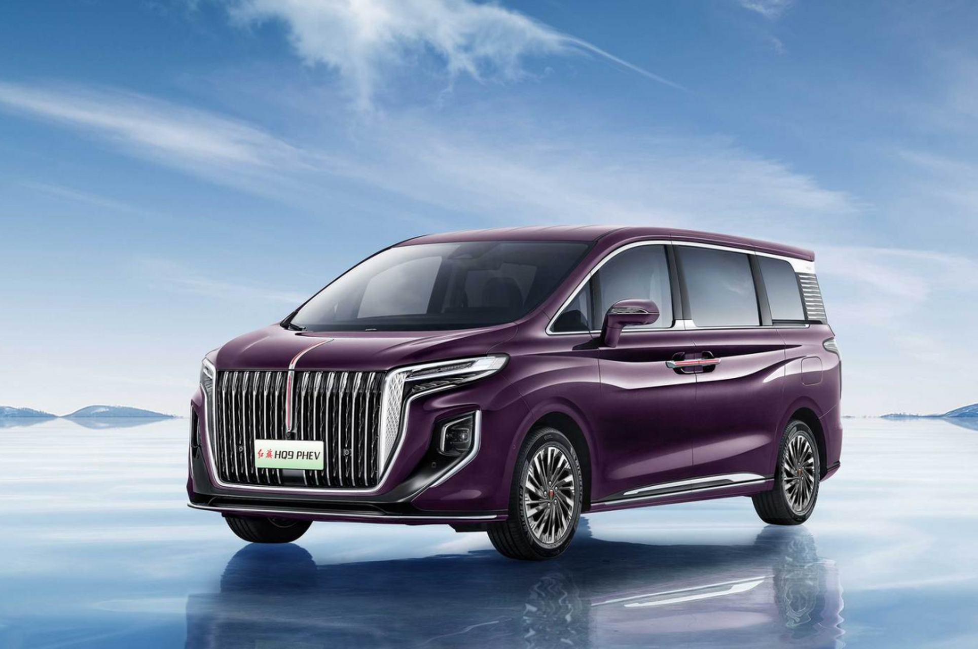 红旗hq9插电混动版mpv预售36万起,拥有强大的气场和宽敞的内部空间