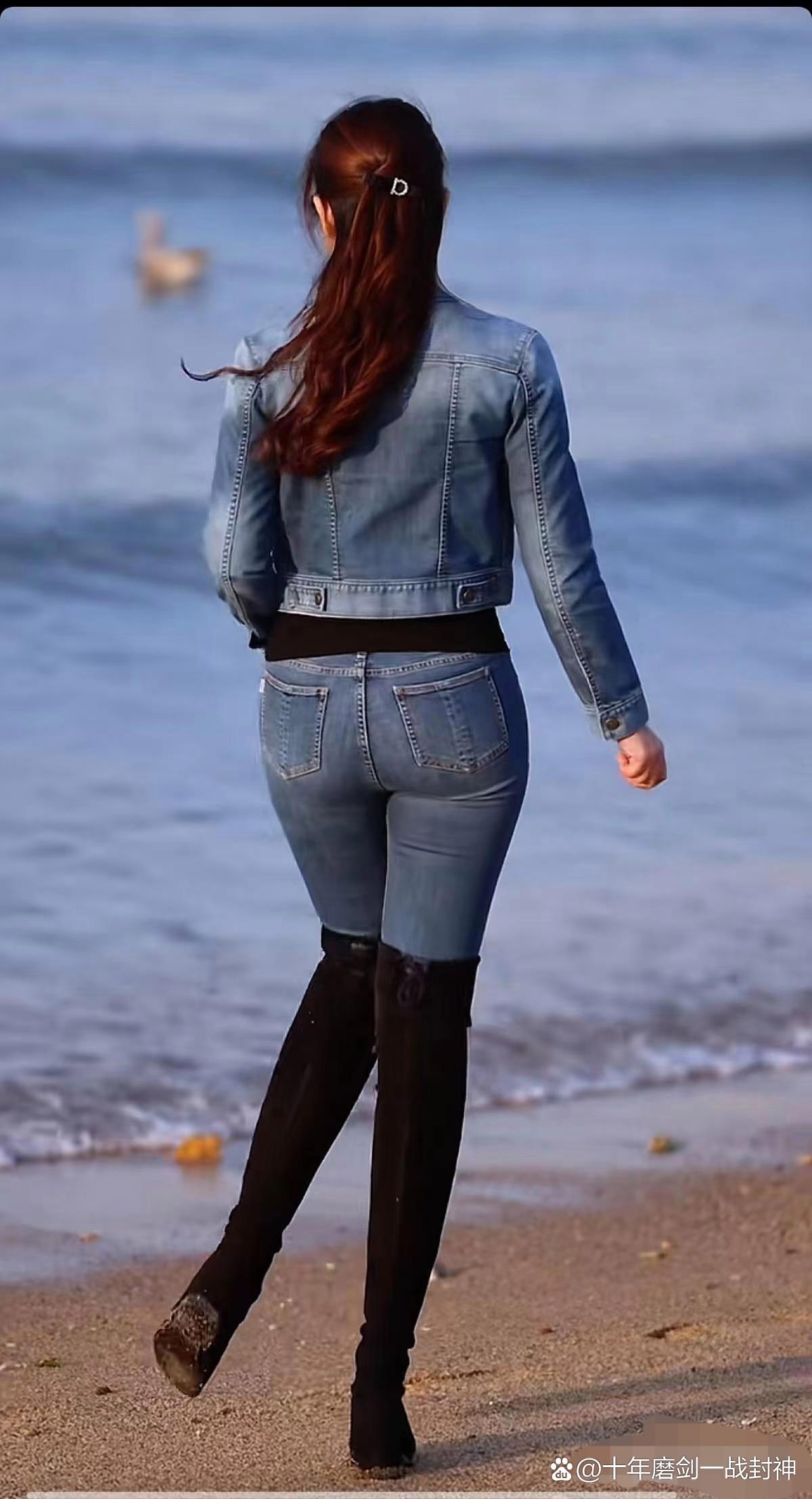 牛仔裤配高筒靴尽显修长双腿#遇见好身材# #美好假期在旅途# #奔赴