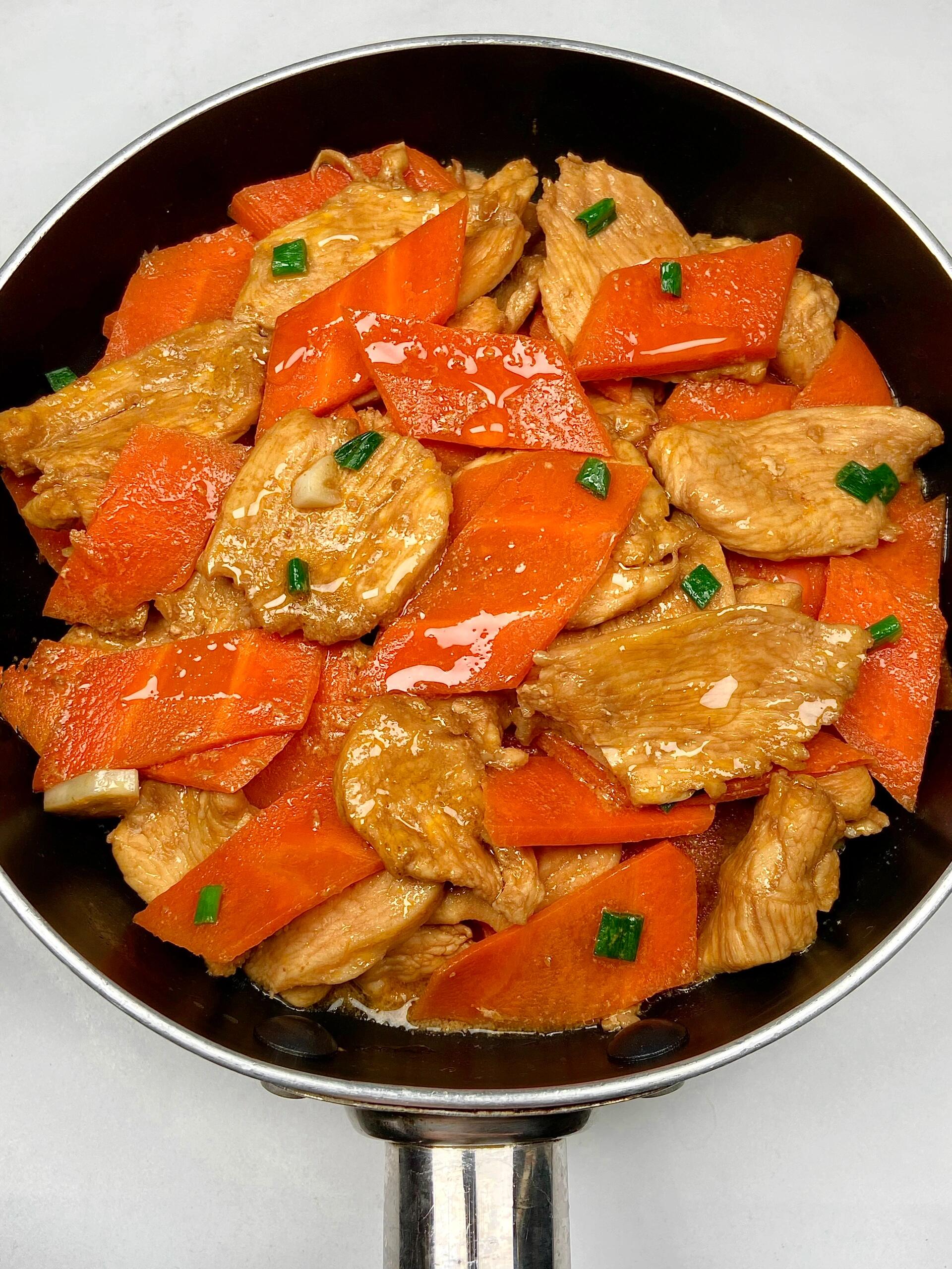 低 卡又简单!胡萝卜清甜可口 鸡胸肉这样做都不柴嘎嘎鲜嫩!