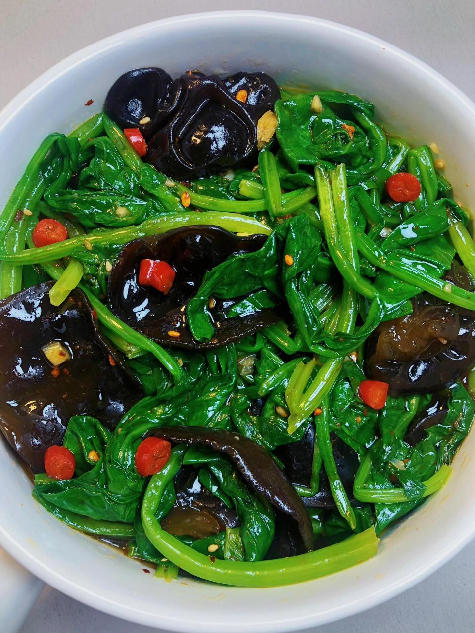 嘎嘎好吃真的太爽了 食材🥬:菠菜 木耳 酱汁🥣:碗中放入小米辣 蒜
