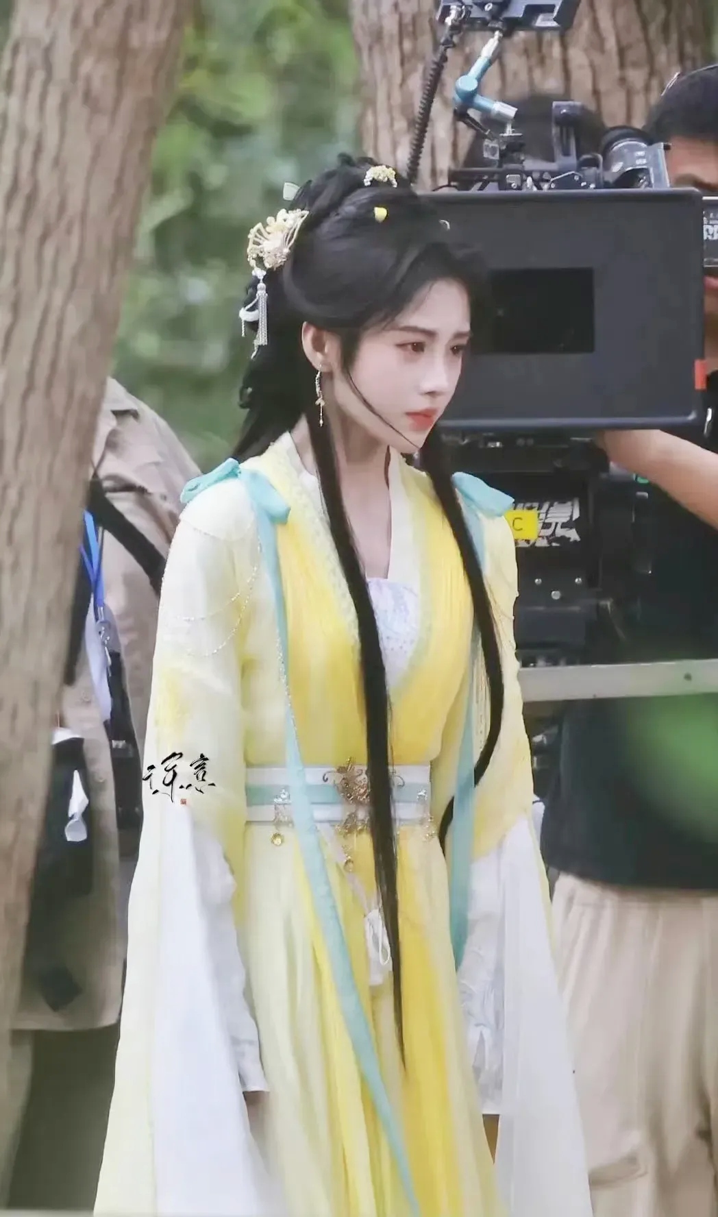 鞠婧祎新剧《千香引》路透照曝光,网友:造型单一,缺乏创新  近日