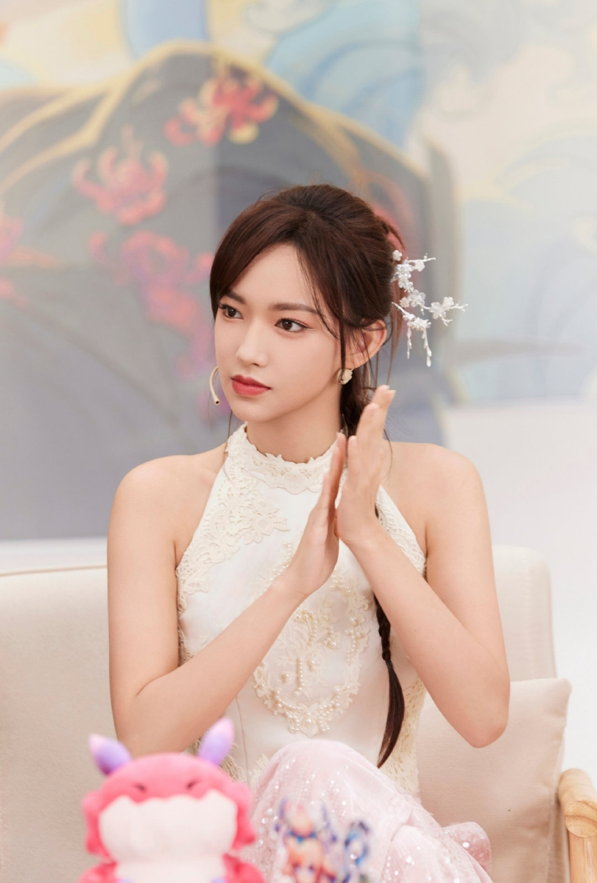 程潇新中式妆造,这次的造型很可以.