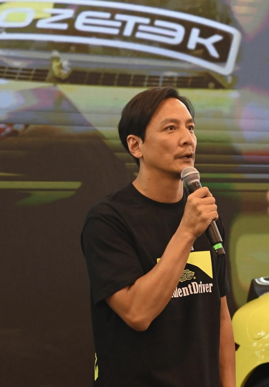 大家有没有觉得,吴彦祖岁数越大,五官越来越像演员张震了?