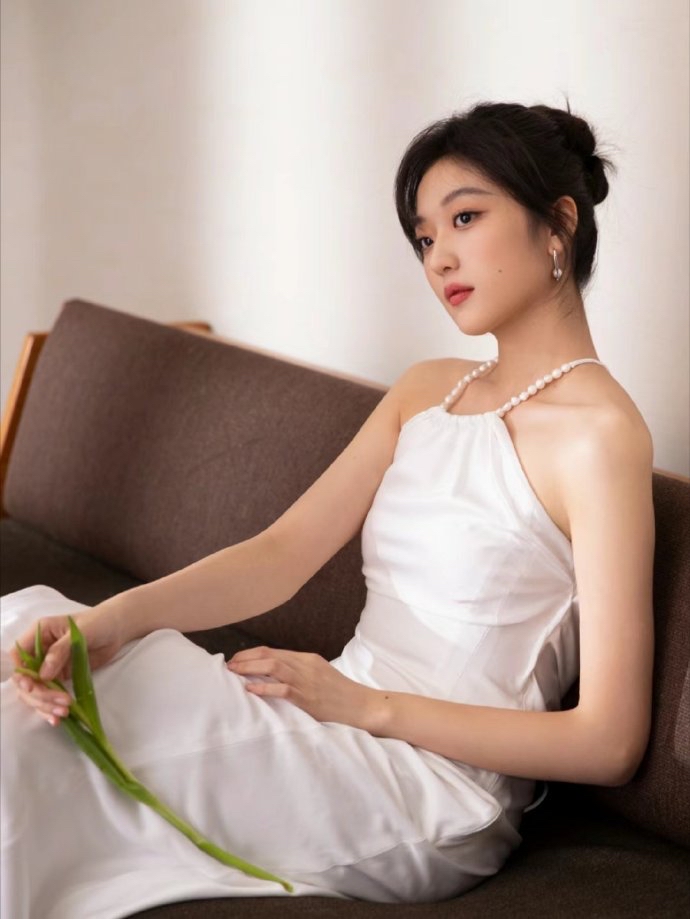 孙千惊艳亮相!172cm身高竟不满97斤,网友惊呼:太瘦了!