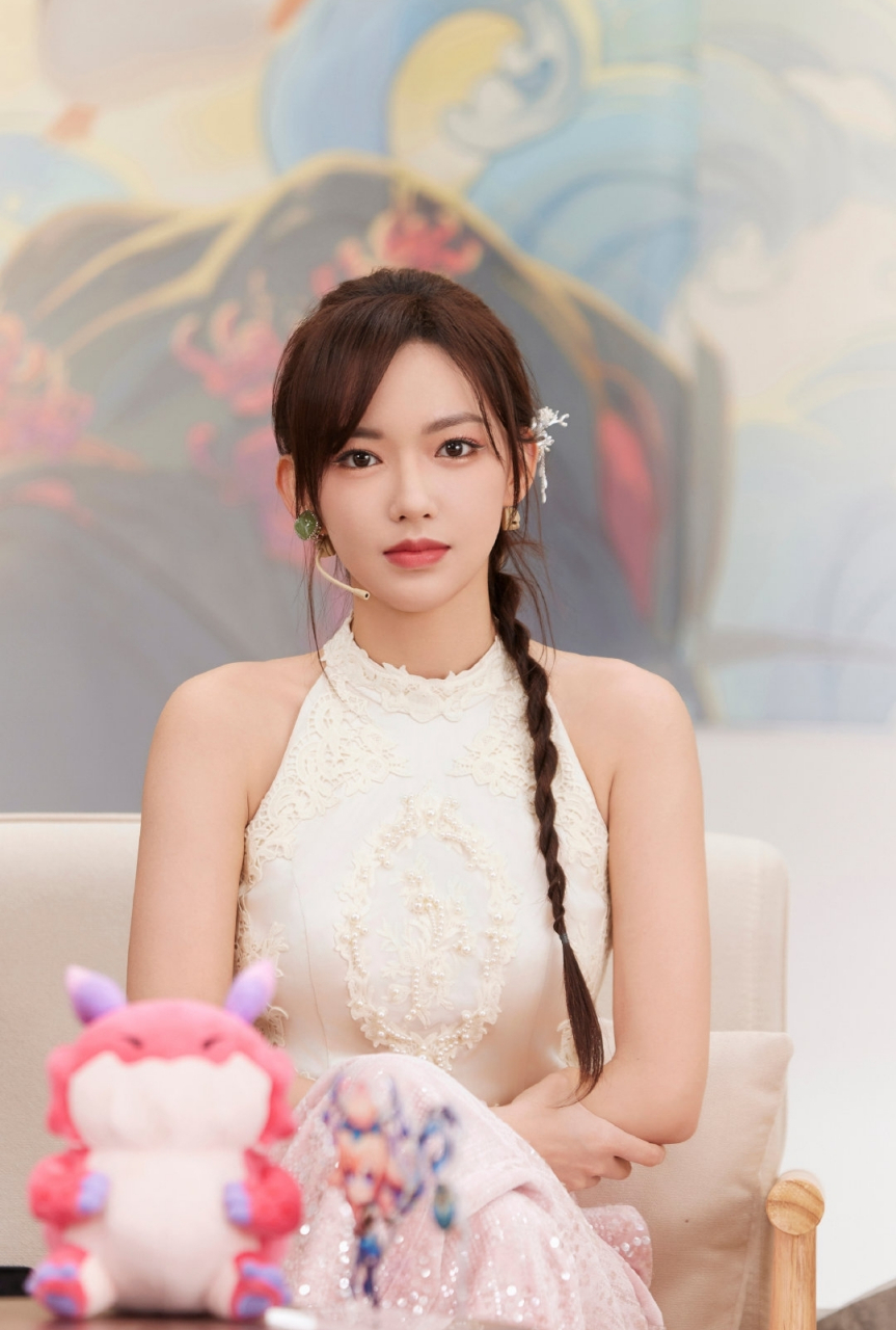 程潇新中式妆造,这次的造型很可以.