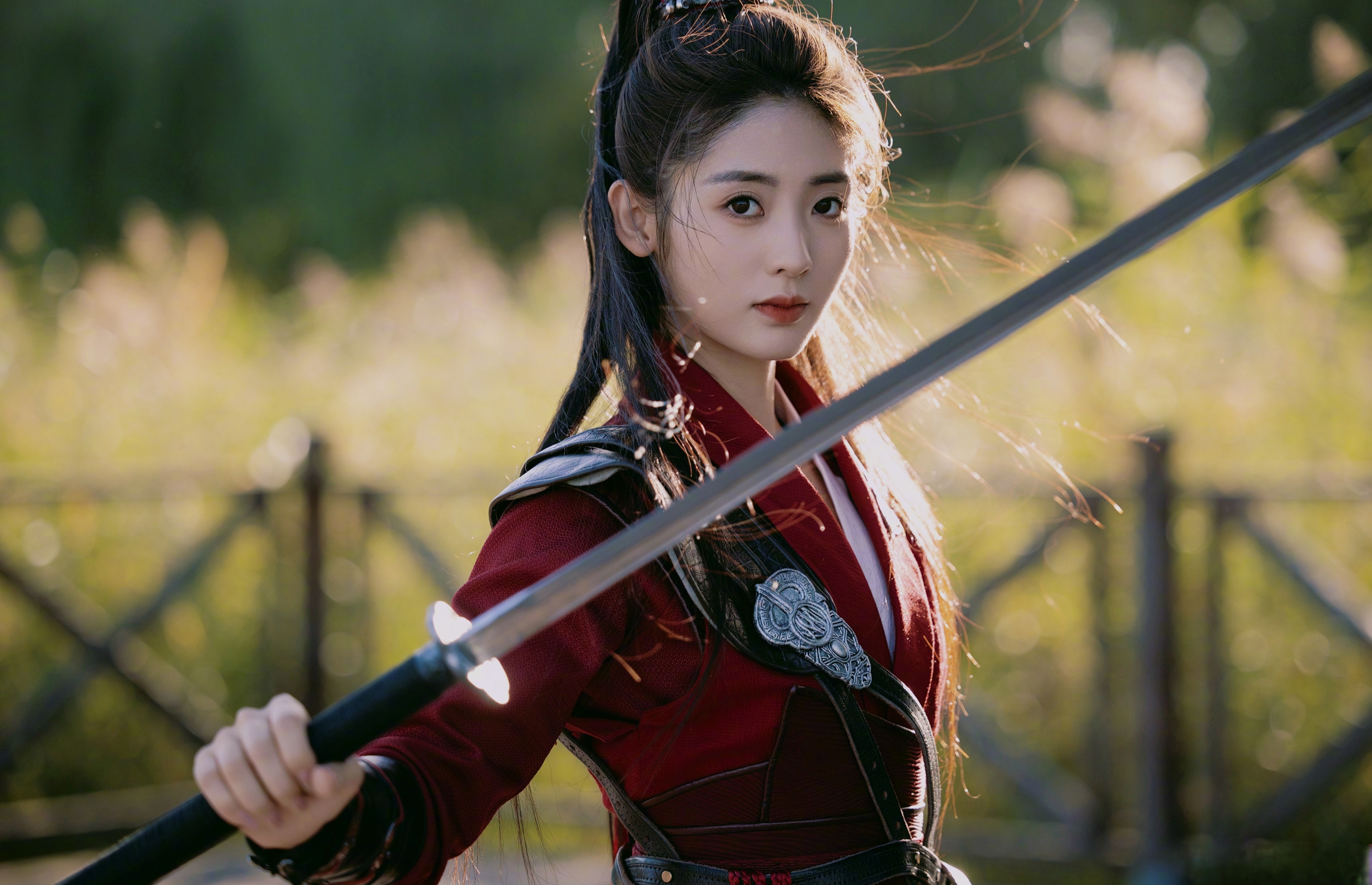 邢菲这身红衣古装造型好飒,一身正气,侠女既视感!