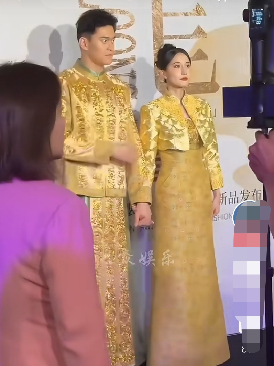 孙杨张豆豆夫妻现身时装周身着中式婚服携手走秀