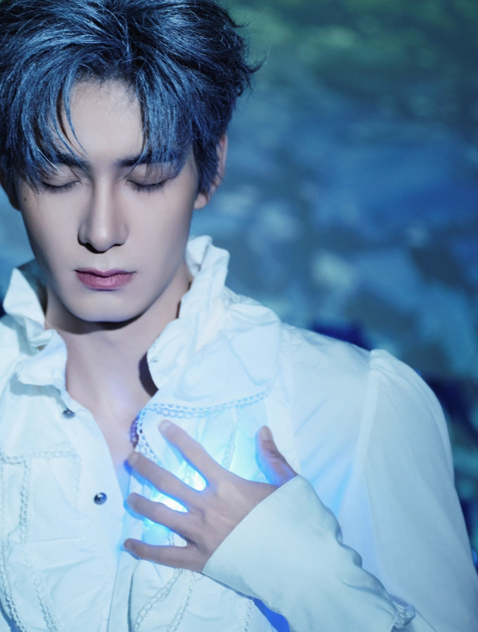 陈星旭蓝发,陈星旭生日大片get75是帅气的蓝发人鱼王子呀 新的一年