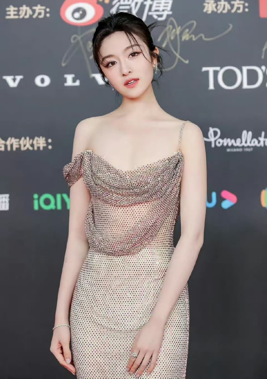 李兰迪颜值遭到吐槽,精修图和生图差别太大,和马伊琍站一块穿着类似