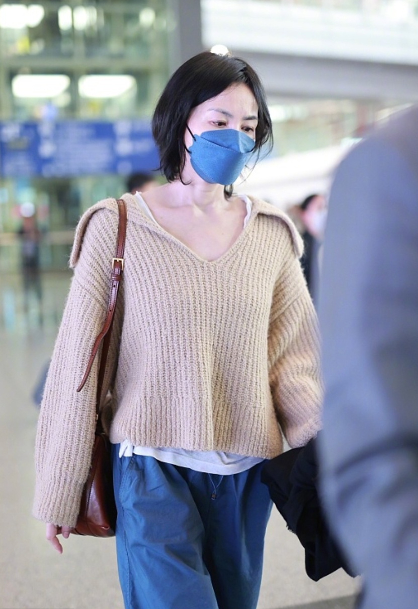 天后王菲现状:与女儿机场被偶遇,素颜穿麻花毛衣看着像30岁