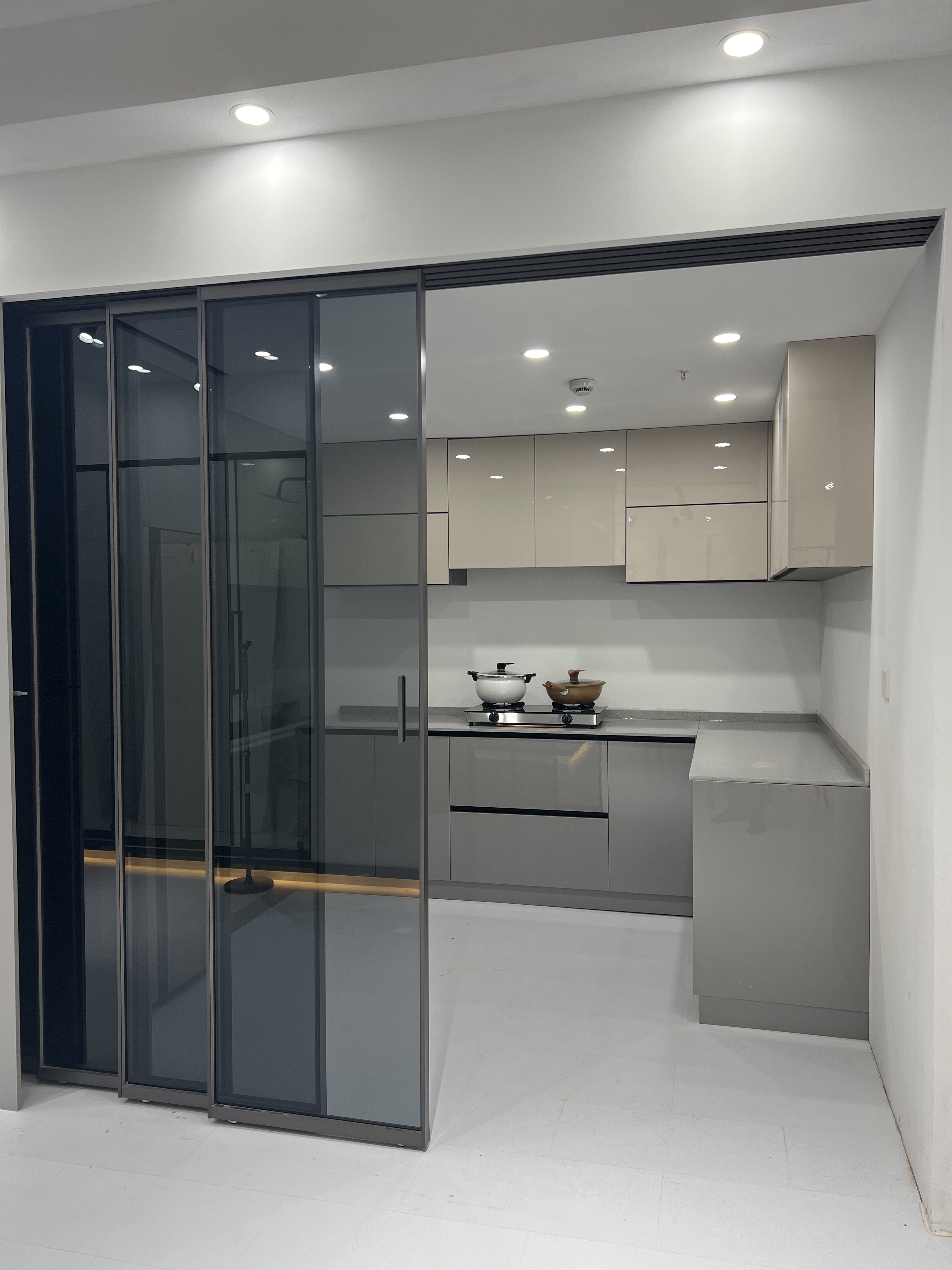 厨房隐藏式推拉门是一种美观实用的设计