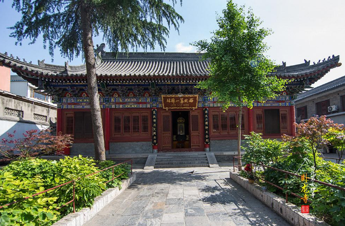 但出于高德隆是交了香火钱的有缘人,于是将他介绍进了离卧龙寺不是