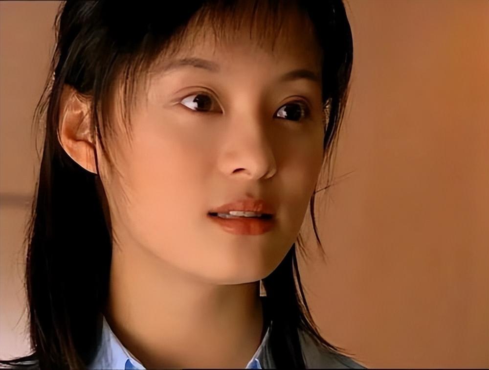 第一次拍戏时,她是《情深深雨濛濛》里依萍身边的舞伴,没有任何存在感