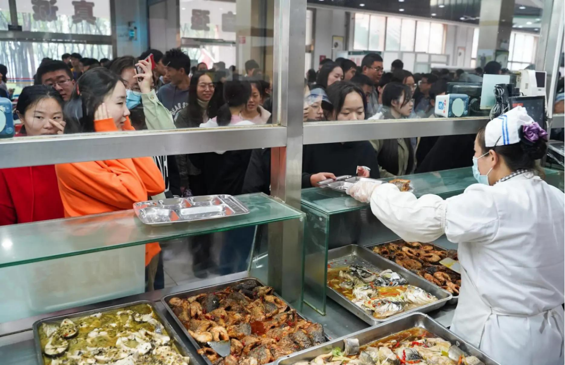 3.学校废弃房内的中年女子