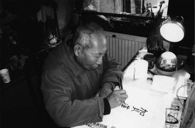 哥哥是皇帝,大伯是光绪,奶奶是慈禧,溥任却低调的活到了2015年