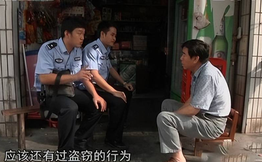 12年深夜女孩遭入室抢劫,劫匪得手后下跪磕头,警方调查发现隐情