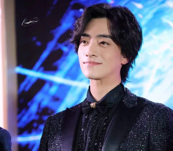 郑云龙出生在山东青岛,有着标准的山东大汉体格,身高187.