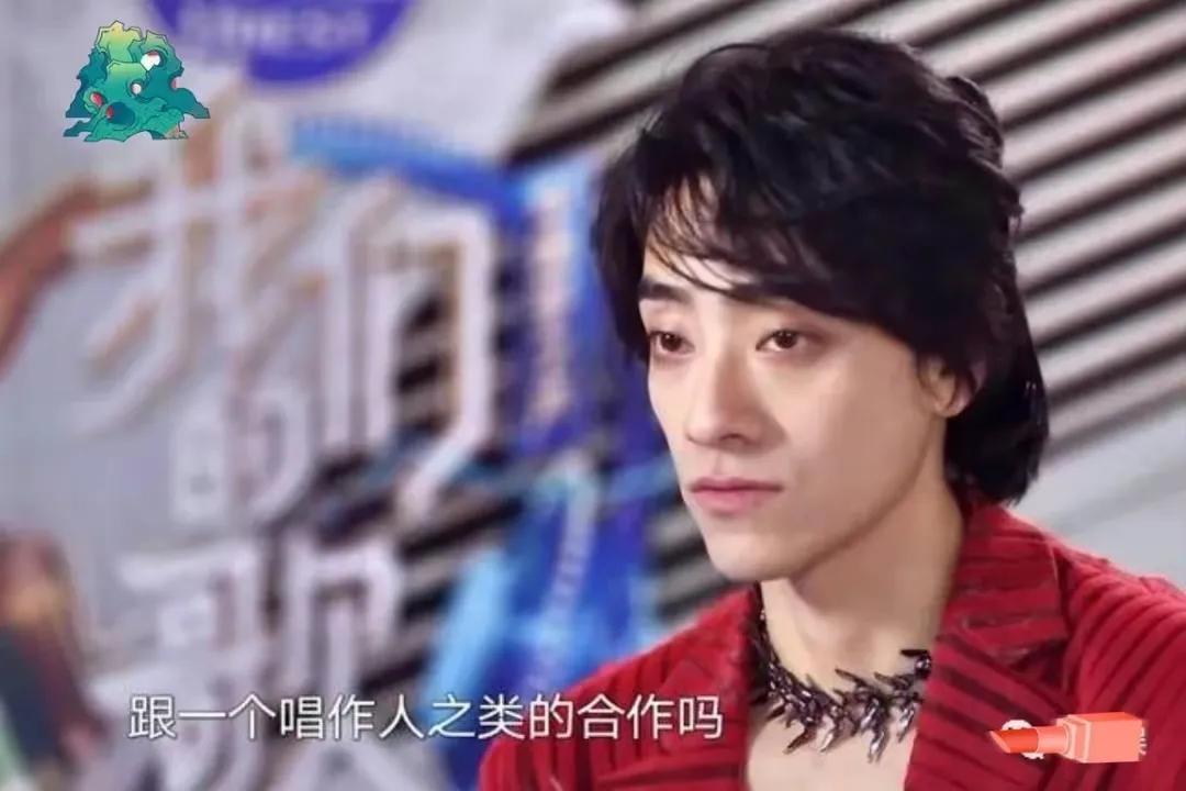 郑云龙出生在山东青岛,有着标准的山东大汉体格,身高187.