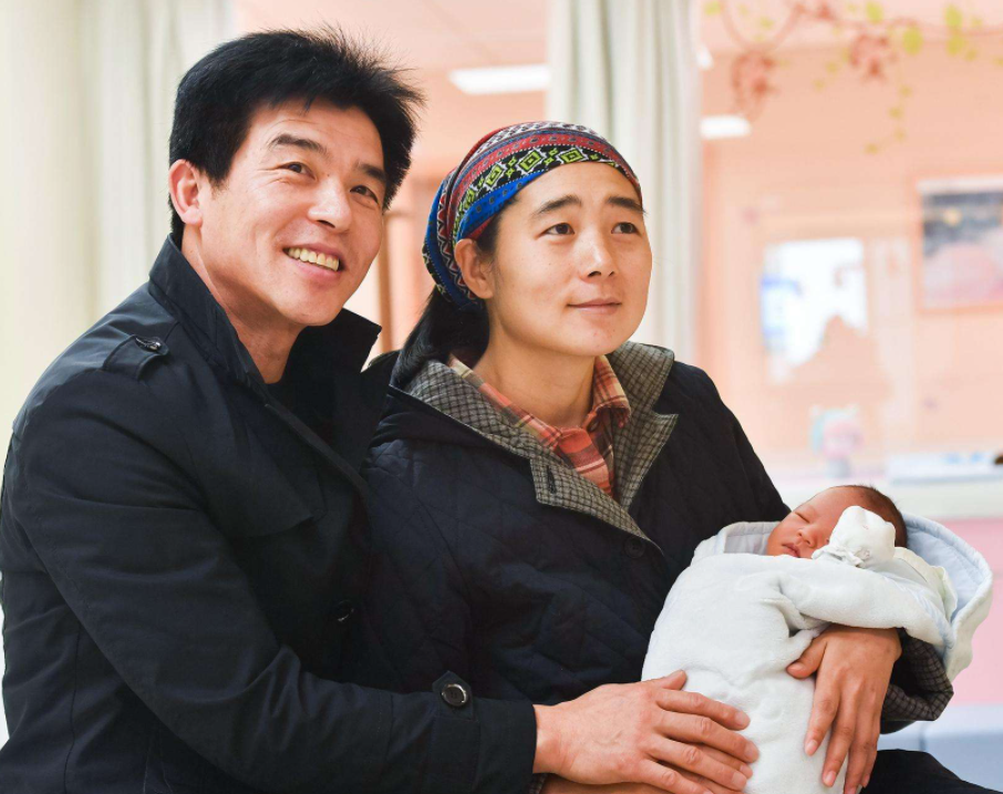 回顾体育老师柏剑24年收养120个孤儿培养48个大学生