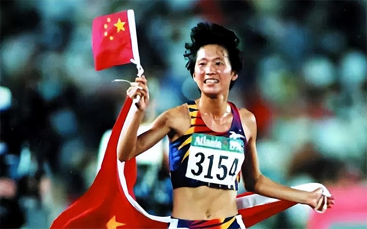 2015年王军霞3婚后定居美国让前夫的儿子们也叫现任爸爸