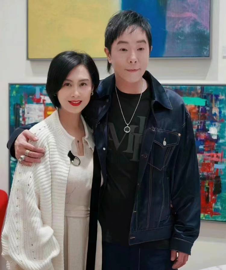黄贯中开展首个画展,在展厅内庆贺60岁生日,与朱茵搂抱好甜蜜