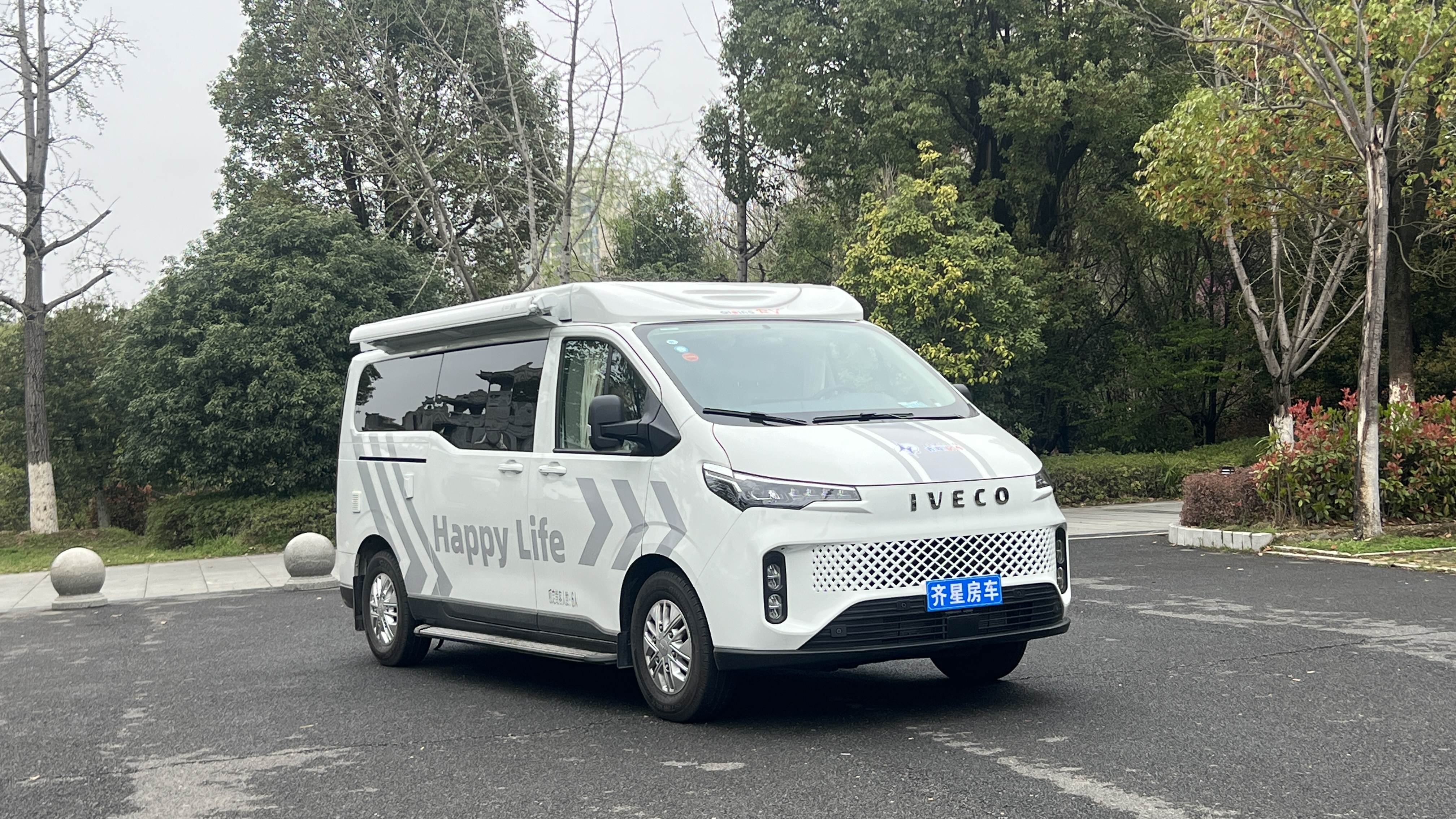 一款既能旅居自驾,又能家用代步的多功能升顶房车,真的太实用了