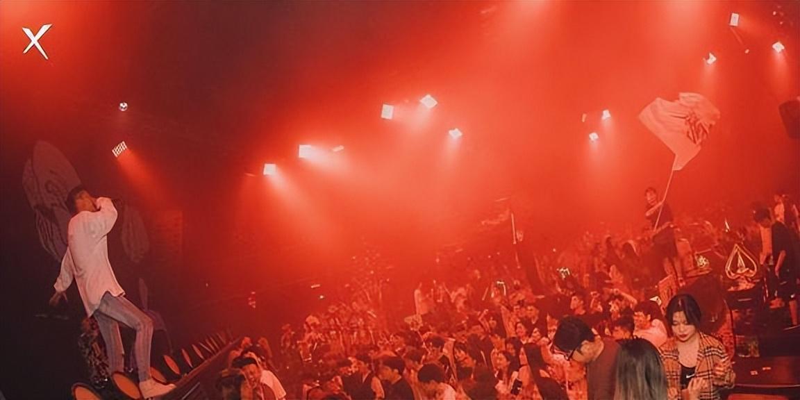 一起去蹦迪,这个来源是因为一首迪厅经常会放的歌,里面歌词特别像857