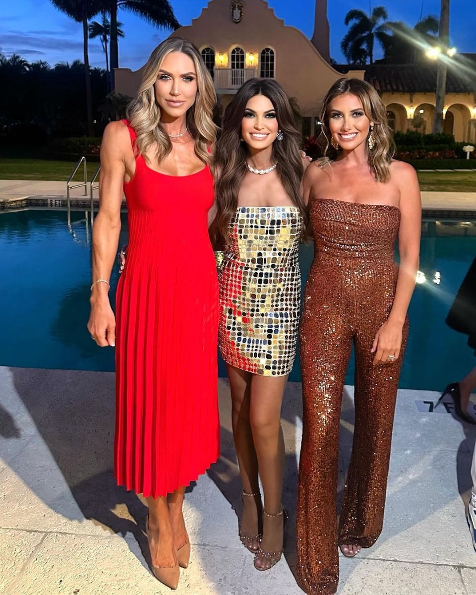 53岁梅拉尼娅意外现身,参加美女律师的生日趴,俩"儿媳"更惹眼