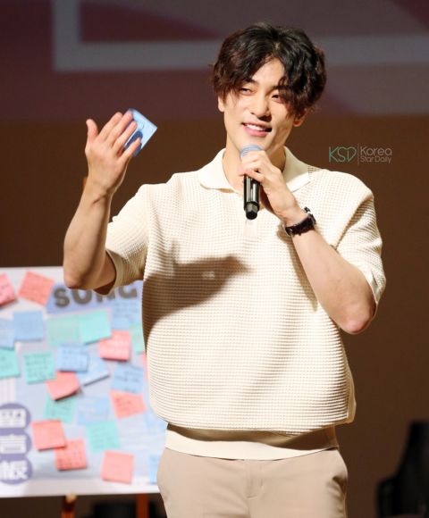 男神成勋零距离台上台下跑不停91全场送花又可抱抱自拍