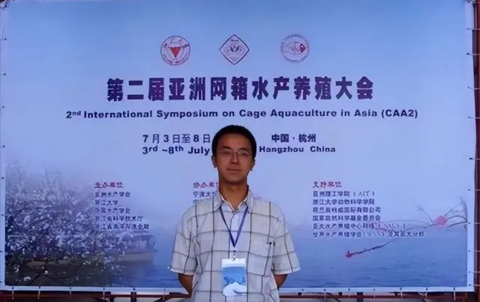 朱海洋,1984年,生于浙江宁波,父母都是大学教授,妥妥的书香门第,成长