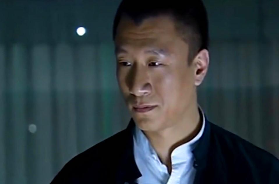 虽然自封"颜王",但孙红雷真实的颜值,我们也都清楚,绝对称不上帅气.