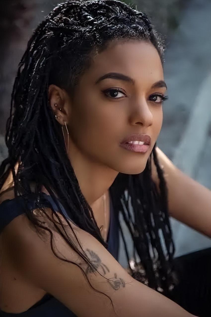 回顾黑人美女来中国旅游遇警察本能想躲事后感叹中国真是和平