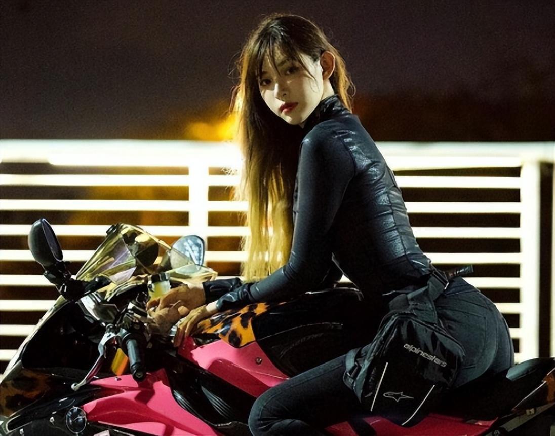 机车女神"痞幼,以其迷人的外表和反差萌的形象,在