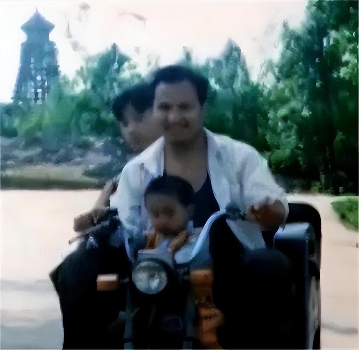 中午时分,大街上三两个人,根本没什么生意,吴华见凯里运输公司门口有