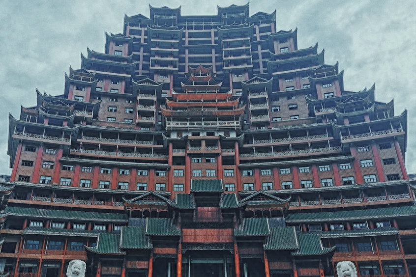 贵州水司楼被誉为国内最诡异地标建筑,曾耗资2亿元却成烂尾楼.