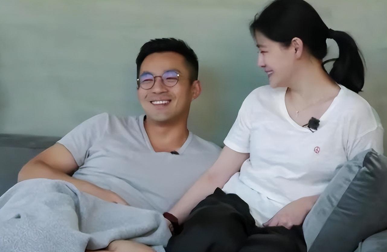 汪小菲晒出了自己给女友买的钻戒,并且已经改口叫"老婆"