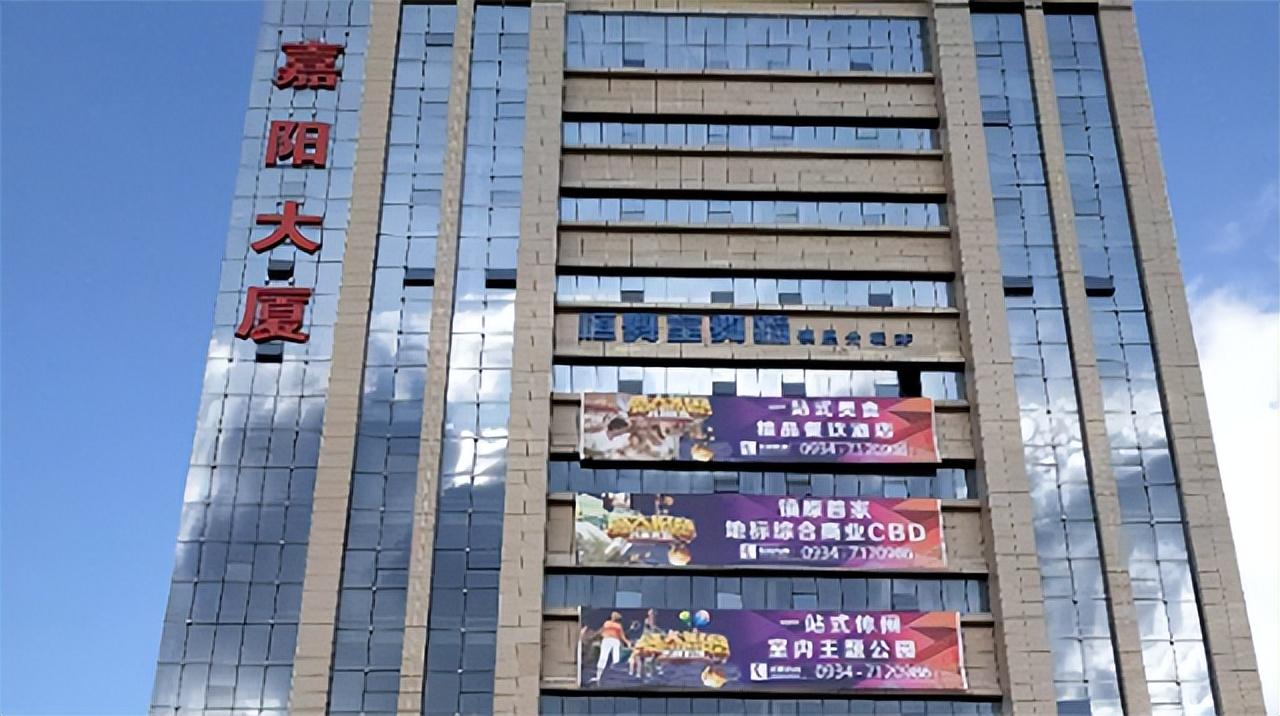 此时,他在广州期间结识的女友刘晓津刚跟丈夫离了婚回到沈阳,二人一拍