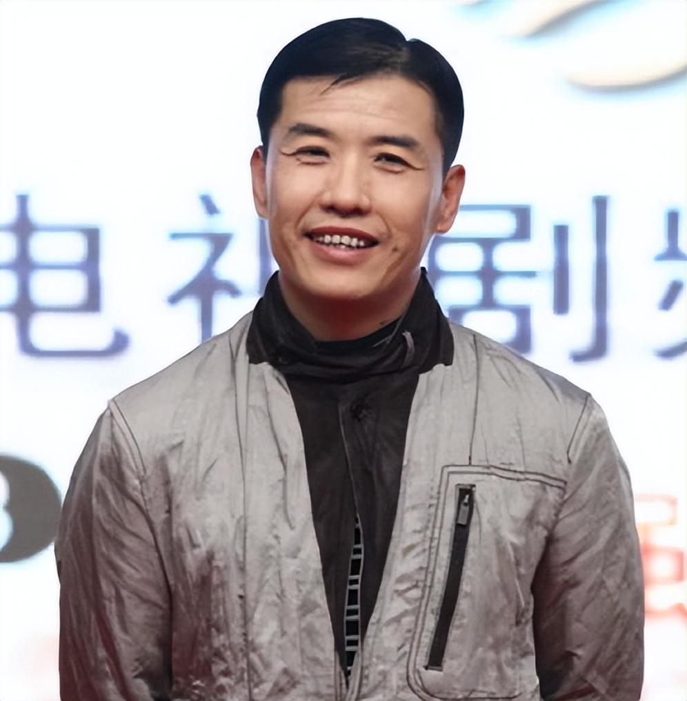 17年前被赵本山抛弃的徒弟关小平如今开酒厂住百万豪宅