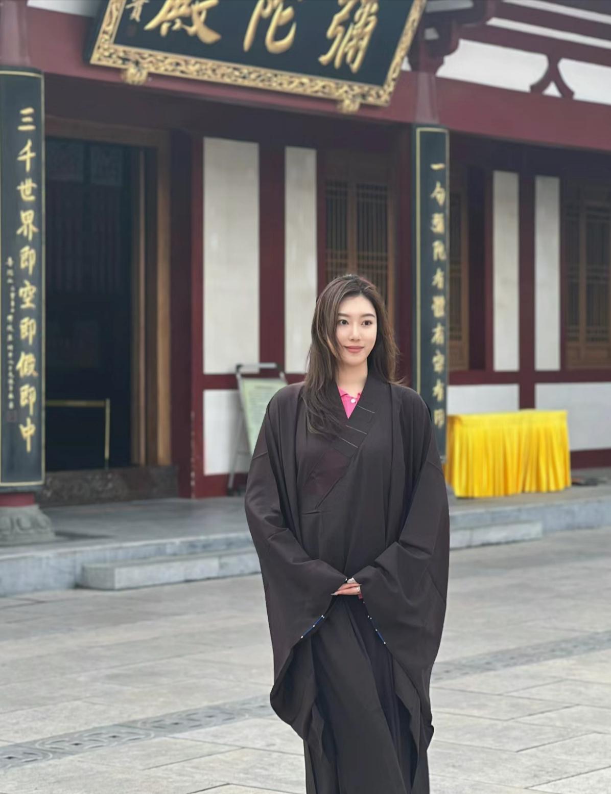 寺庙里突现一穿道袍的美女,不知道是俗家弟子还是香