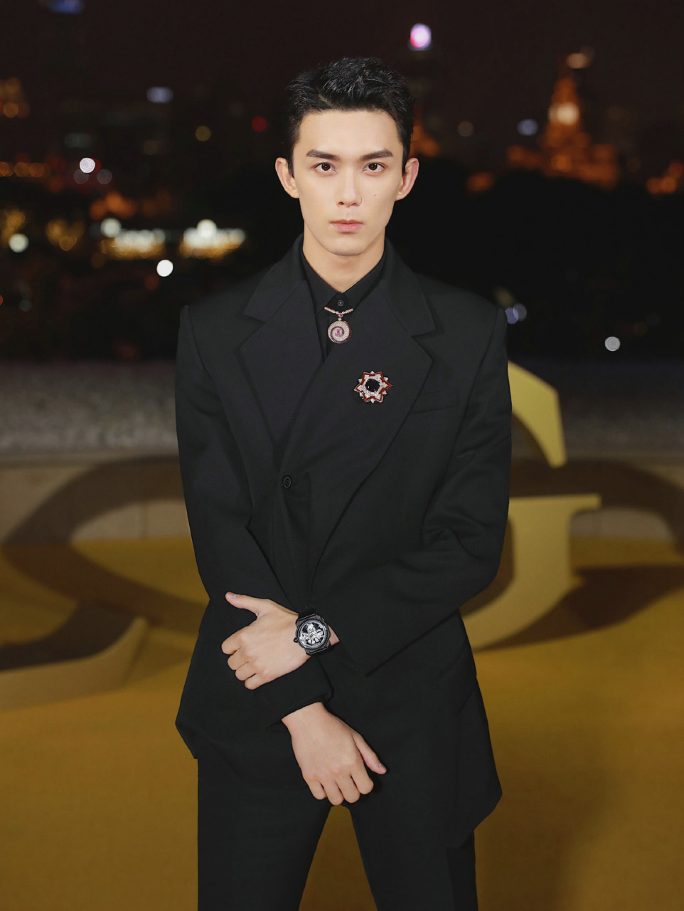 吴磊大背头 黑色西服,真是太帅了!