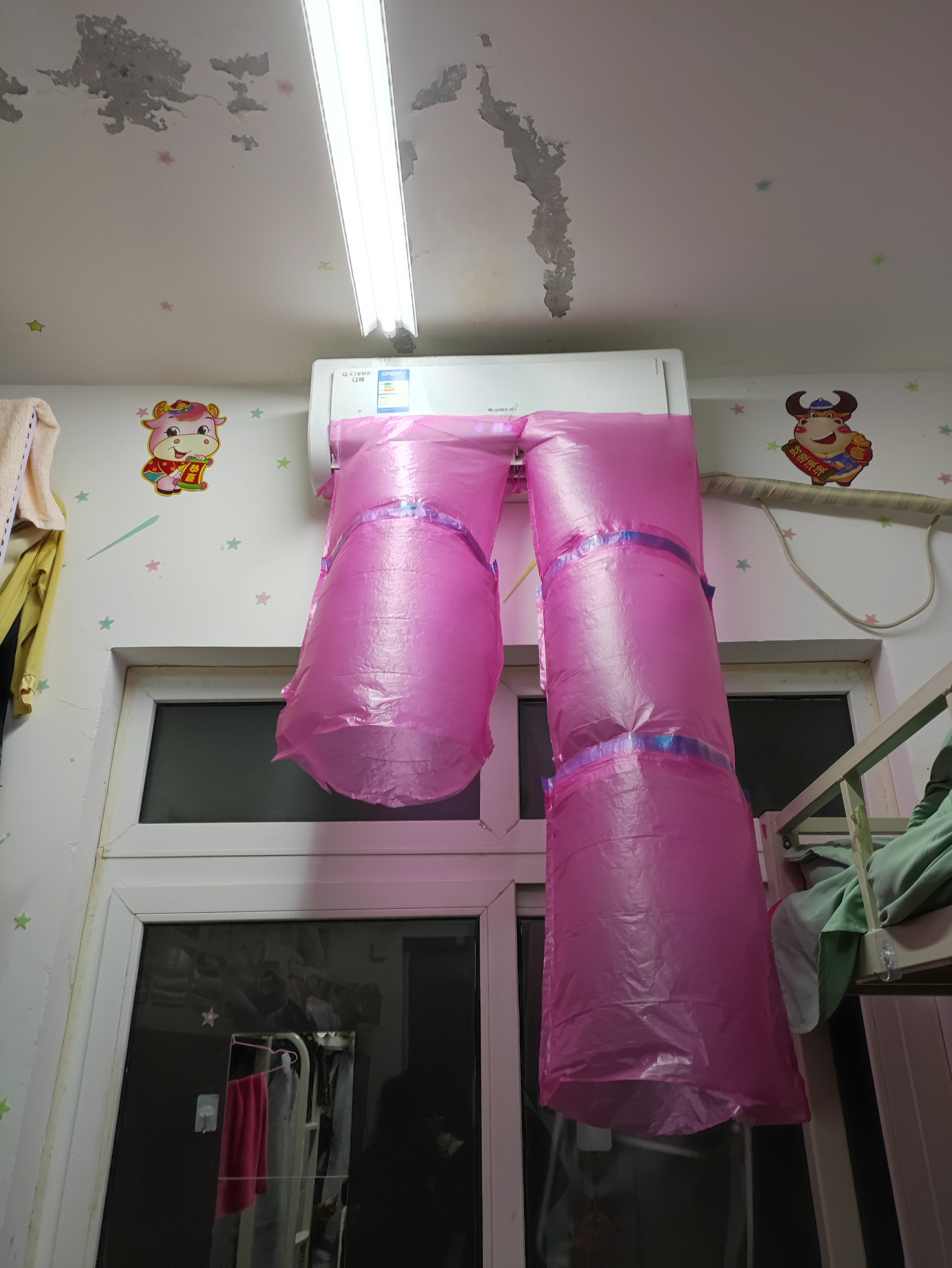 今天女生宿舍查寝时看到的,同学们说是学校不让私自用大功率电器,导致