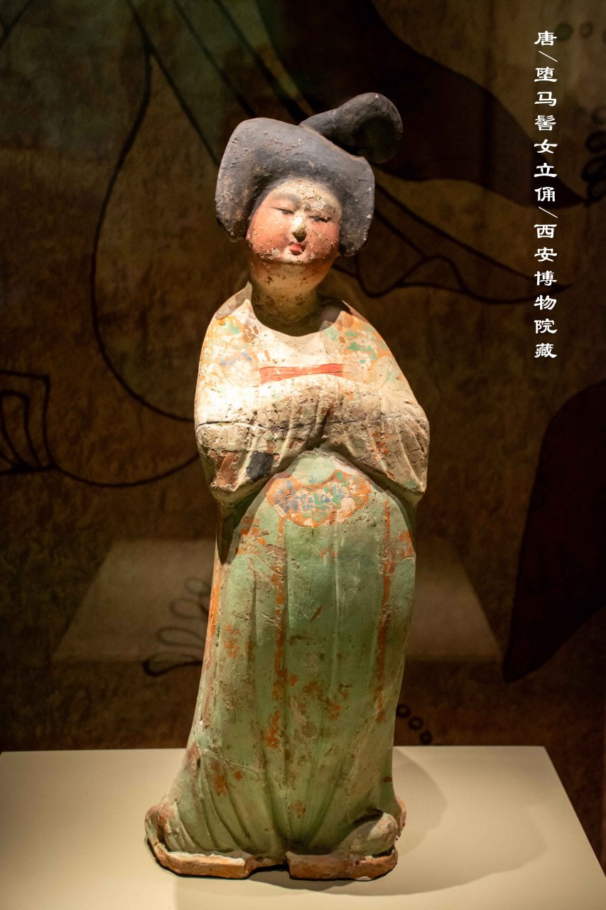 博物馆# #旅行# 精品文物赏析——唐 堕马髻女立俑(西安博物院).