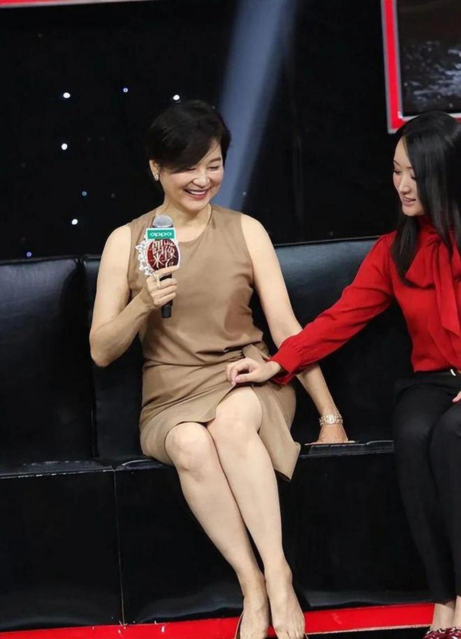 林青霞与杨钰莹罕见同框!69岁自然老真优雅,小17岁的她像少女