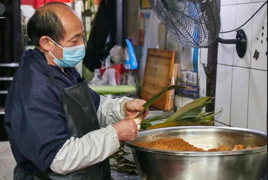杭州最好吃的肉粽——周萍粽子店 这家的肉粽是自己手工包的,不是什么