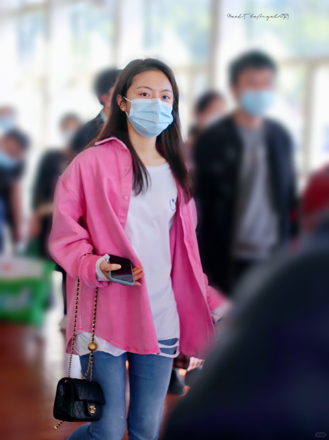 赵今麦女明星粉色开衫毛衣机场穿搭图片赵今麦穿搭衬衫内搭粉色衬衫