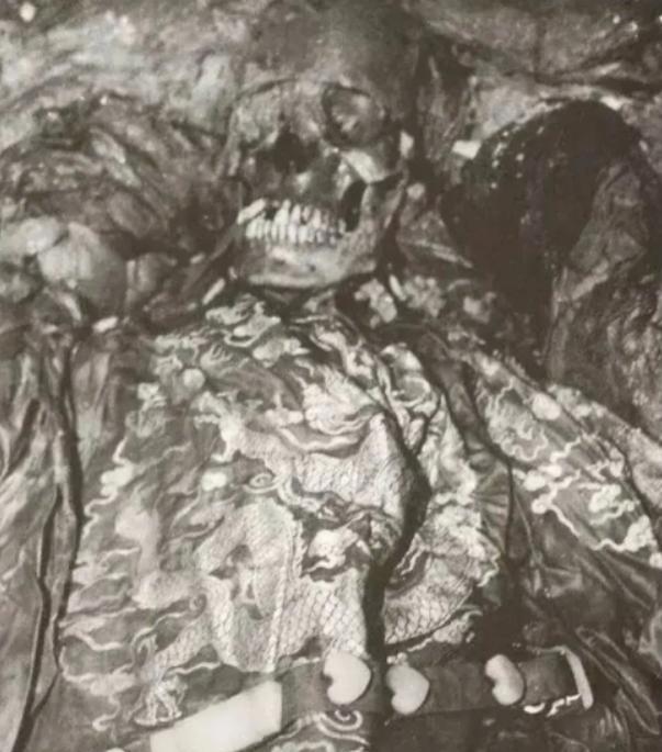 年二十岁,明太祖以其荒诞不经,故谥曰荒朱翊钧尸骨朱元璋遗体朱翊钧的