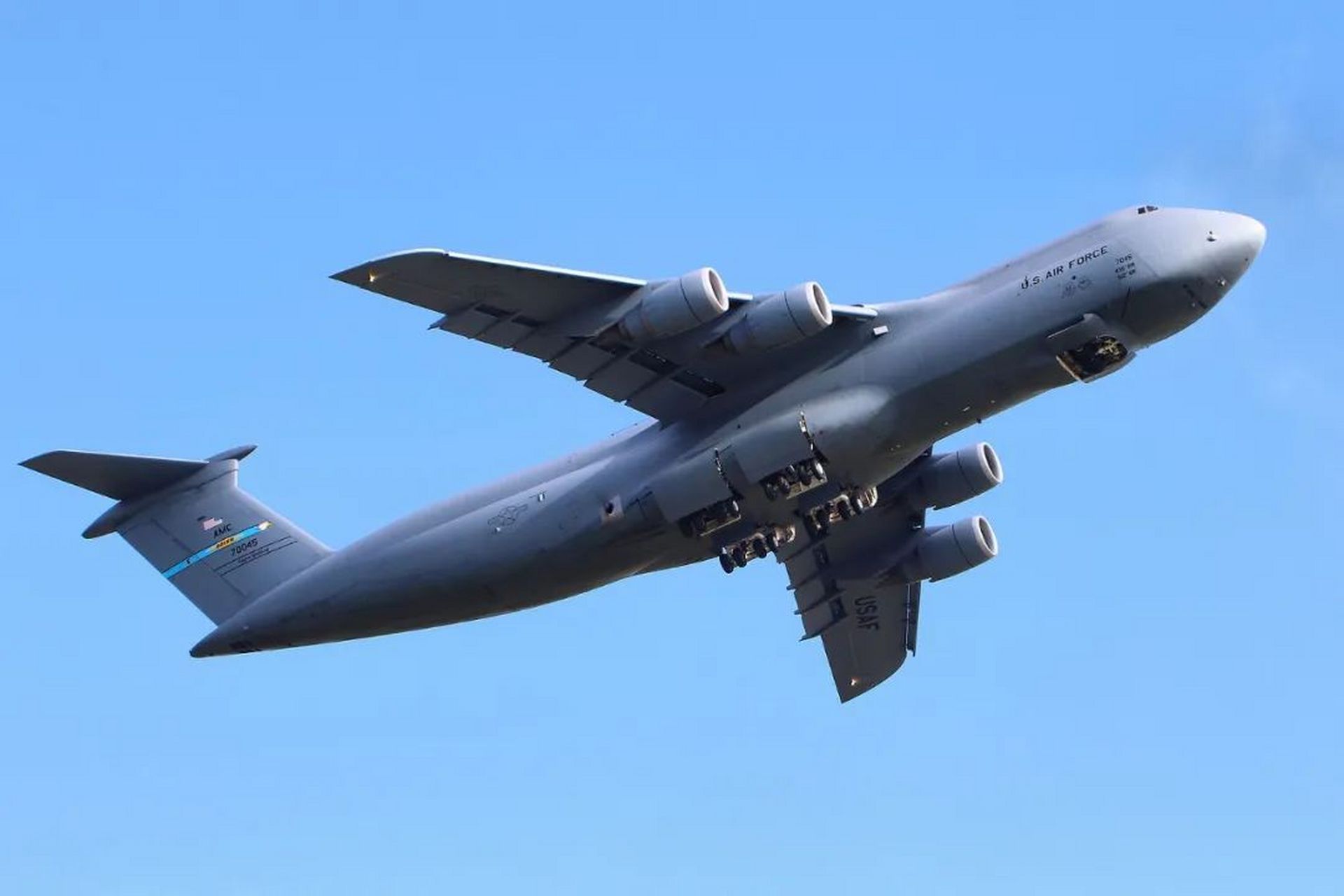 c-5m超级银河运输机:破纪录的空中巨无霸  在广袤的天空中,有一款飞机