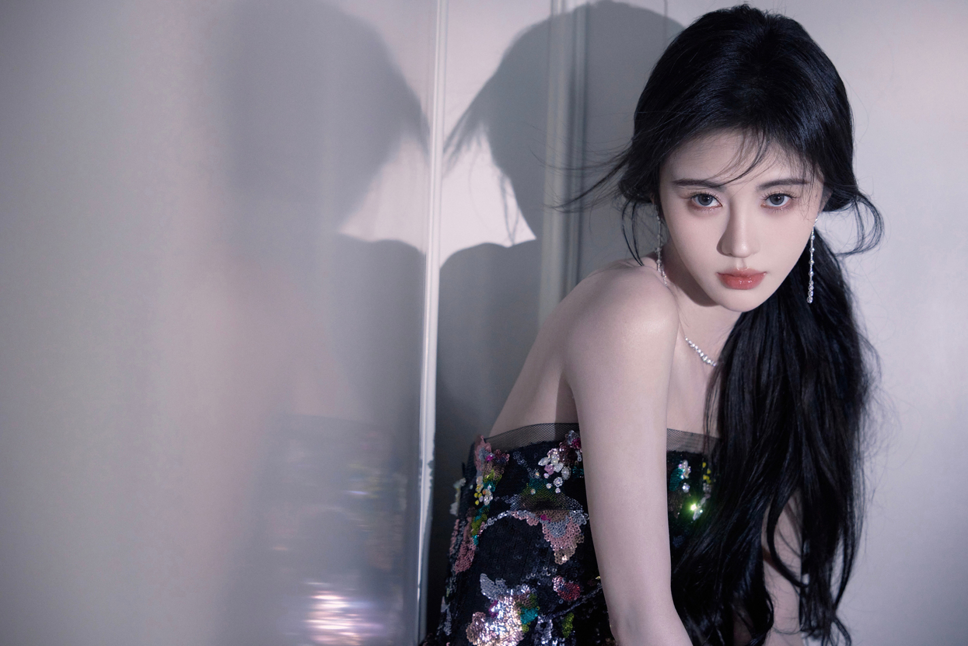 鞠婧祎一袭暗黑藤蔓花长裙礼服红毯造型,白到发光!