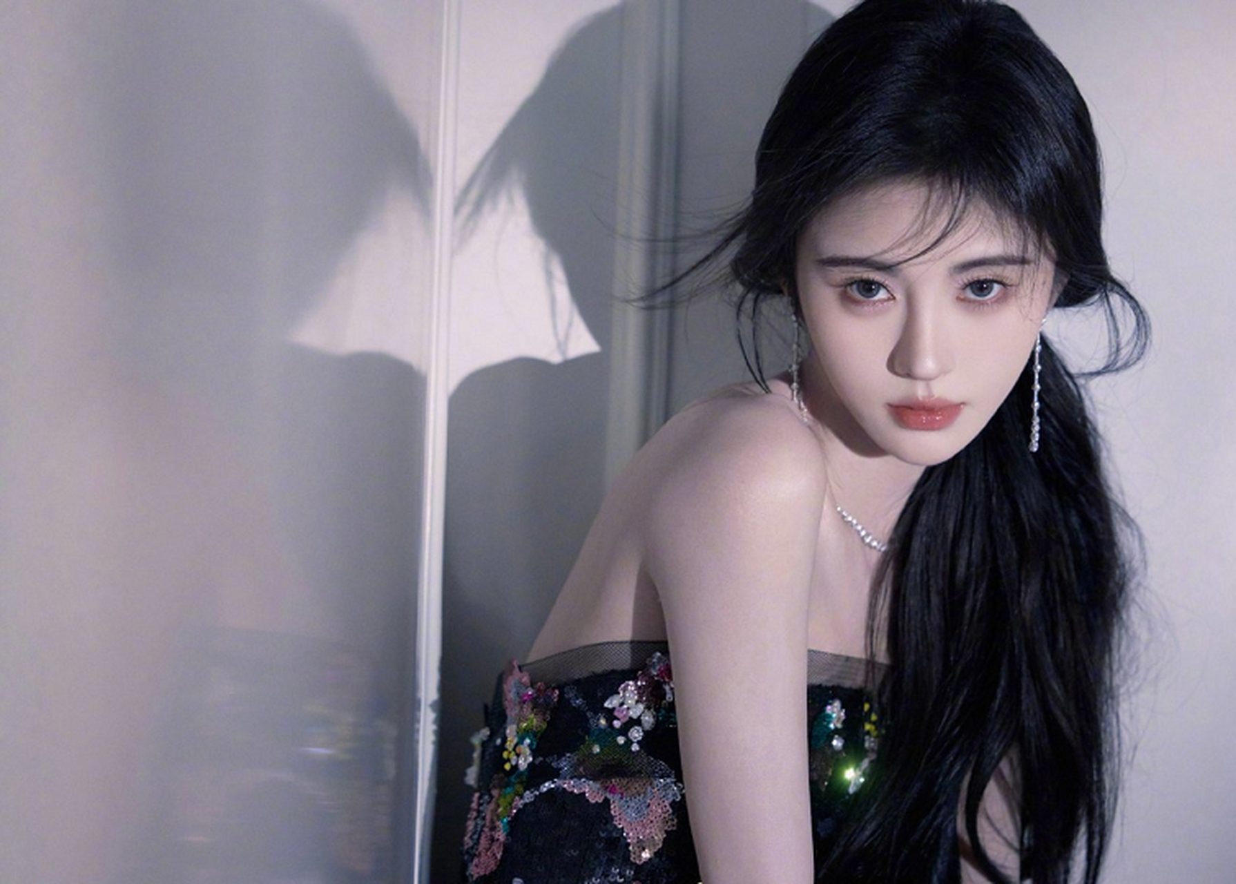 鞠婧祎的黑纱满绣礼裙