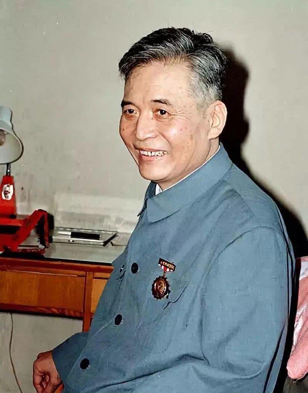 照片中的邓稼先头发花白,身体虚弱.